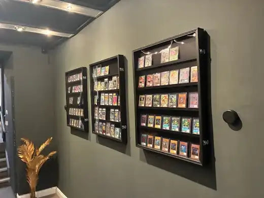 Vitrinen mit gegradeten Karten bei TCGBros